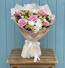 Букет цветов из:  Гвоздики, Орхидеи и Розы в Сольвычегодске