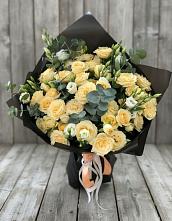 Букет цветов из:  Розы и Лизиантусы в Сольвычегодске