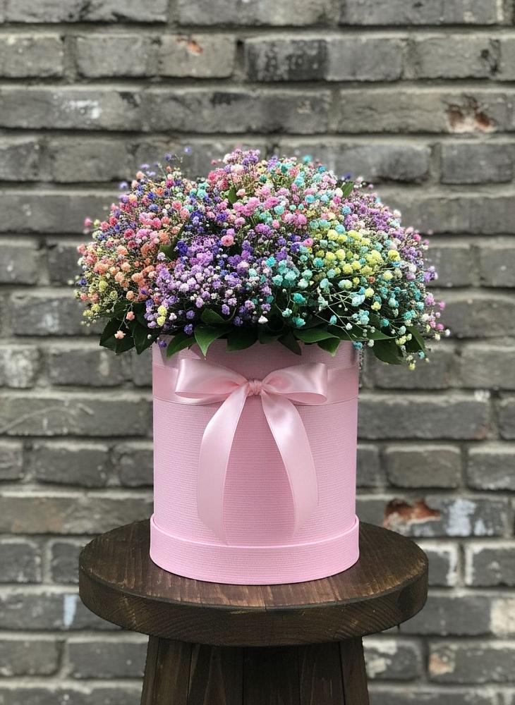 Цветочная композиция из Гипсофила и Розы в шляпной коробке в Сольвычегодске