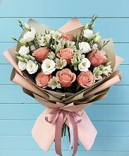 Букет цветов из:  Розы, Альстромерии и Лизиантусы в Сольвычегодске