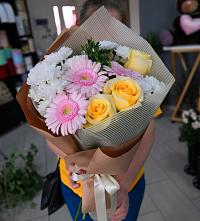 Букет цветов из:  Герберы, Розы и Хризантемы в Сольвычегодске