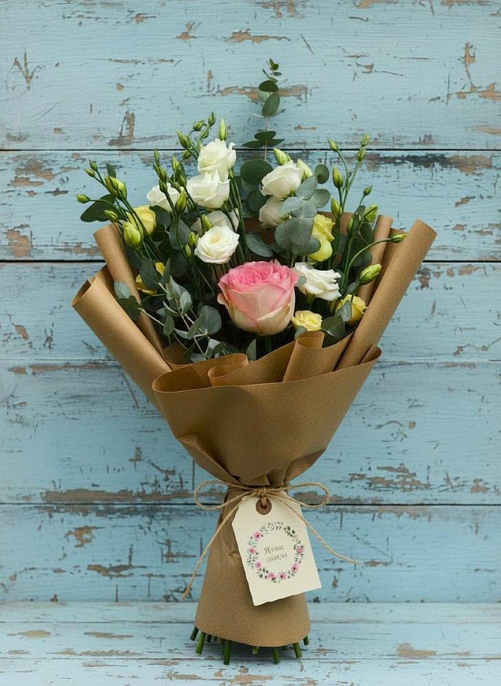 Букет цветов из: Розы и Лизиантусы в Сольвычегодске