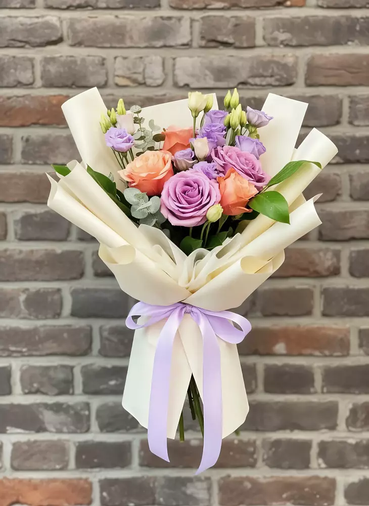 Букет цветов из: Лизиантусы и Розы в Сольвычегодске