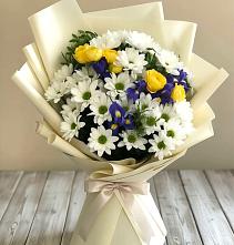 Букет цветов из:  Ирисы, Хризантемы и Розы #REPLACE_PRED# Сольвычегодске