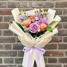 Букет цветов из:  Лизиантусы и Розы в Сольвычегодске