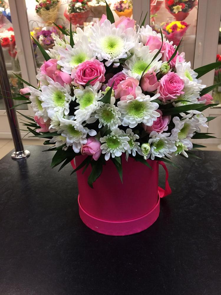 Цветочная композиция из Розы и Хризантемы в шляпной коробке в Сольвычегодске