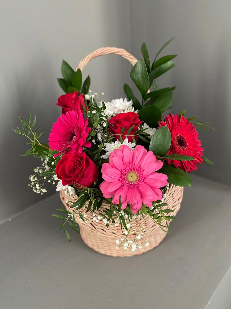 Цветочная композиция из Розы, Хризантемы и Герберы в корзине в Сольвычегодске