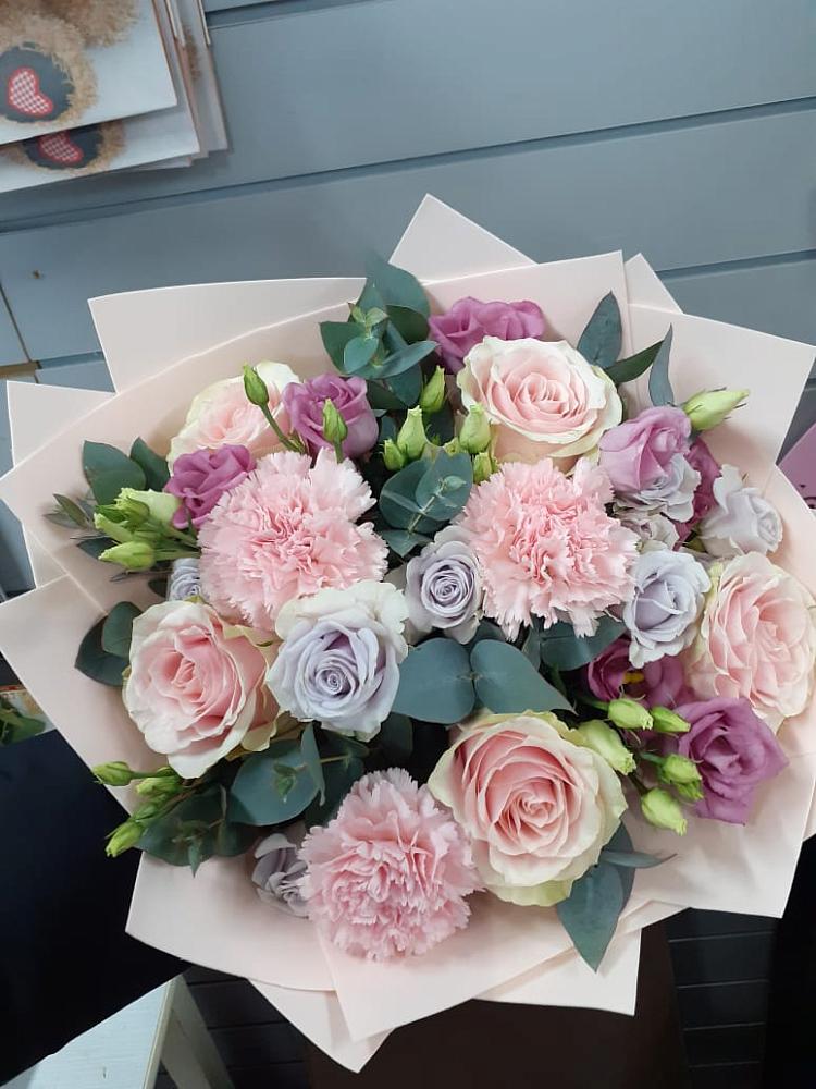 Букет цветов из: Розы, Гвоздики и Лизиантусы в Сольвычегодске