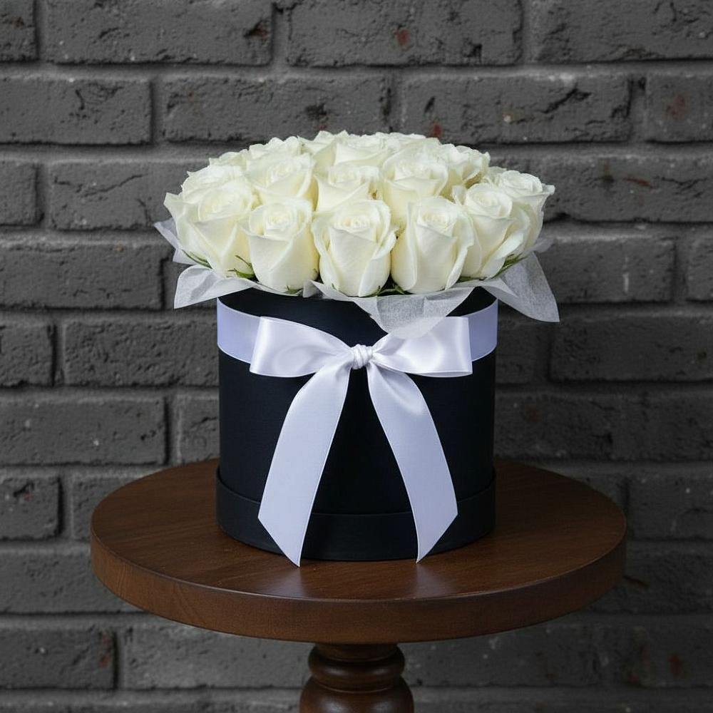 Цветочная композиция из Розы в шляпной коробке в Сольвычегодске