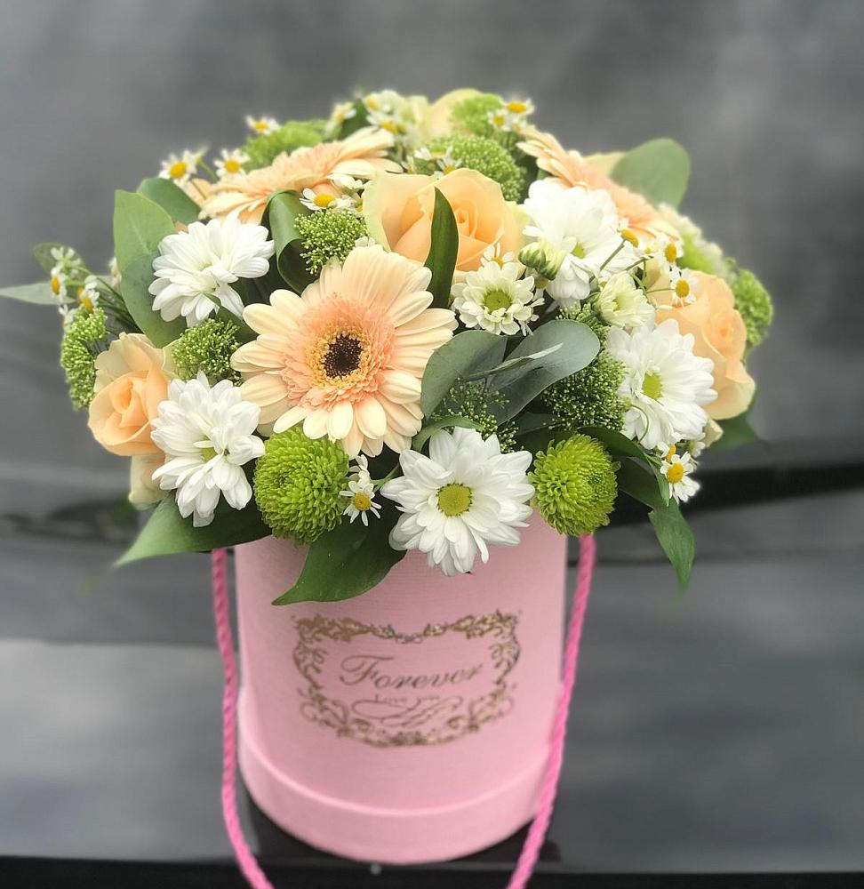 Цветочная композиция из Розы, Герберы и Хризантемы в шляпной коробке в Сольвычегодске