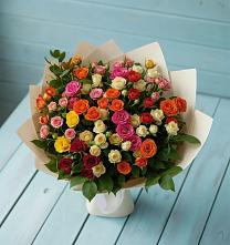 Букет Микс из разноцветных кустовых роз в Сольвычегодске