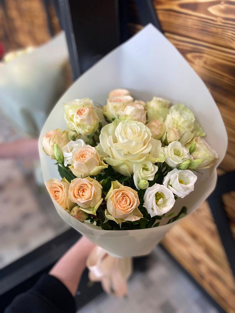 Букет цветов из: Розы и Лизиантусы в Сольвычегодске