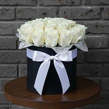 Цветочная композиция из Розы в шляпной коробке в Сольвычегодске