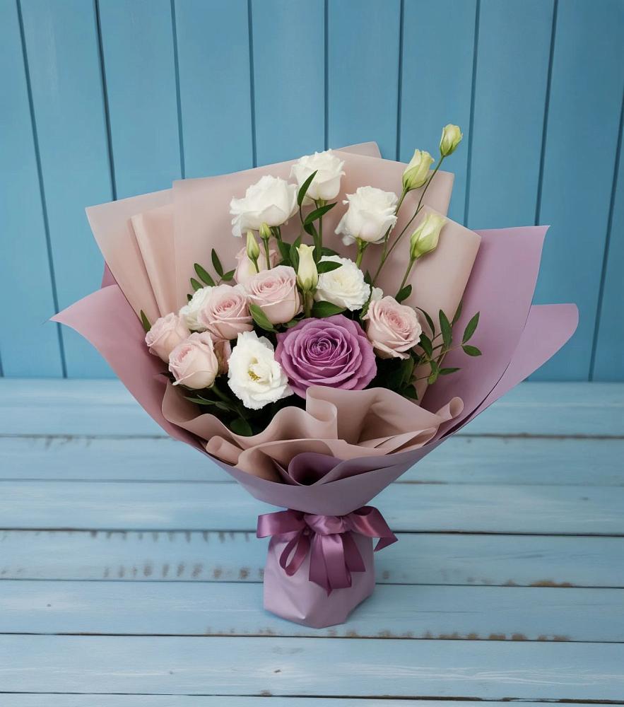 Букет цветов из: Розы и Лизиантусы в Сольвычегодске